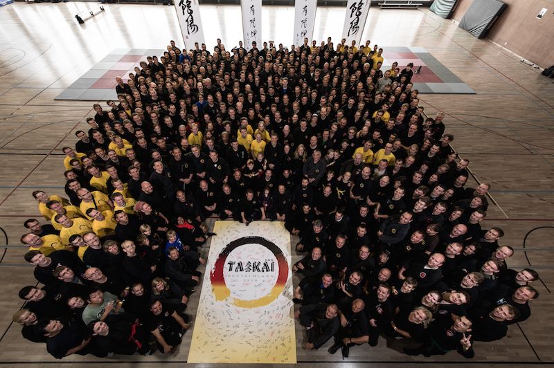 Group shot from above inside training space © NN